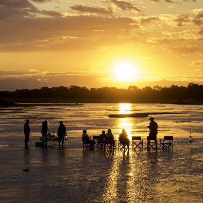 Sundowner Drink zum Sonnenuntergang in South Luanga Nationalpark Sambia