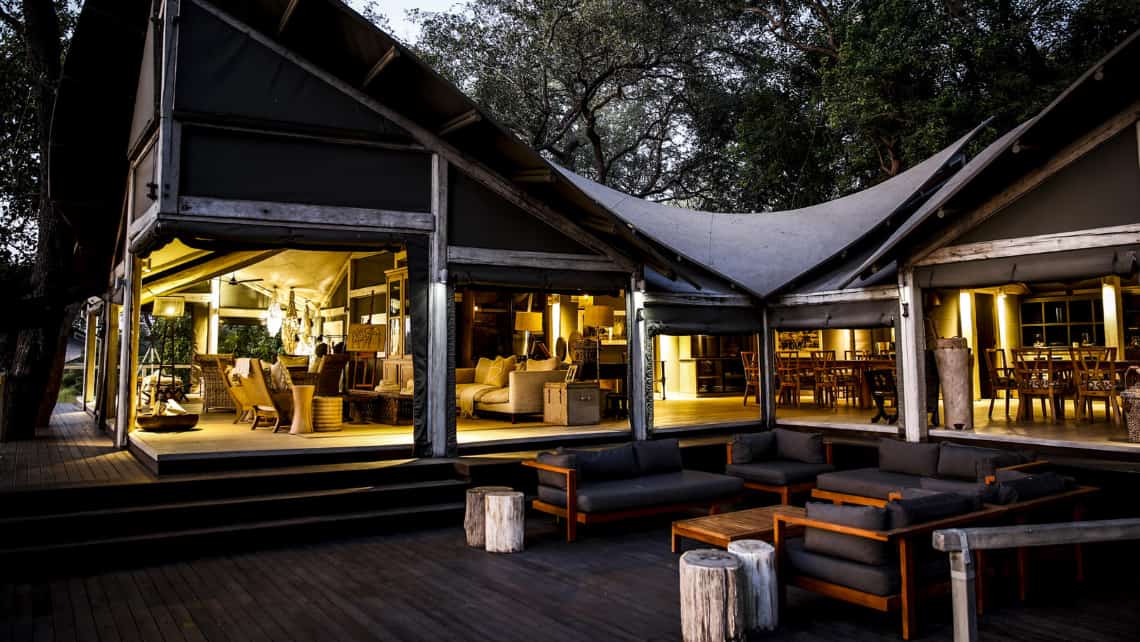 Beleuchtetes Camp im Abend Abu Camp im Okavango Delta
