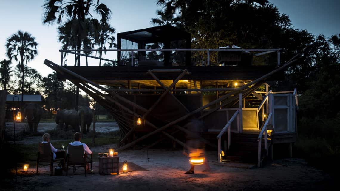 Abenstimmung mit Elefanten im Abu Camp im Okavango Delta