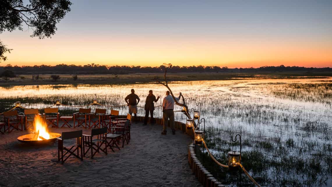  Elefanten vor dem  Abu Camp im Okavango Delta