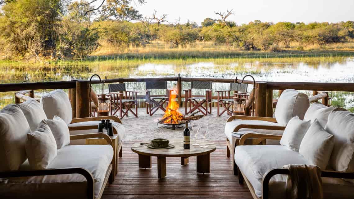Offenes Baezimmer mit freistehender Badewanne Abu Camp im Okavango Delta