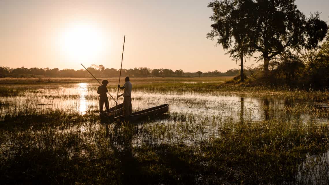 Mokoro  in der Abenddämmerung in der Lagune vor den Abu Camp