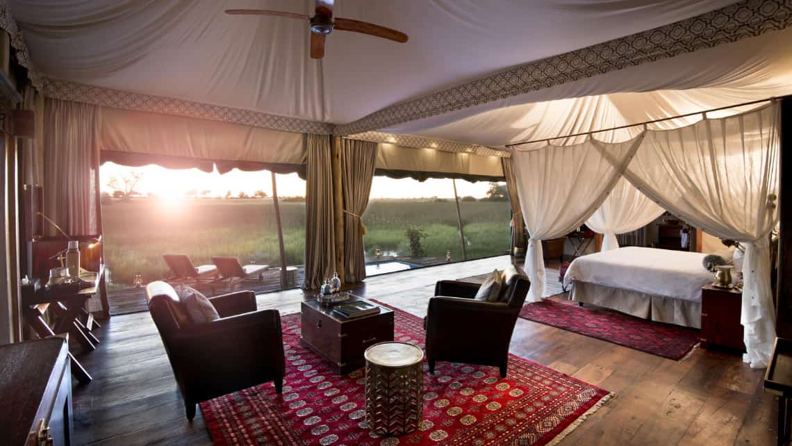 Schlafzimmer Abends schön beleuchtet des Camp Jao im Okavango Delta