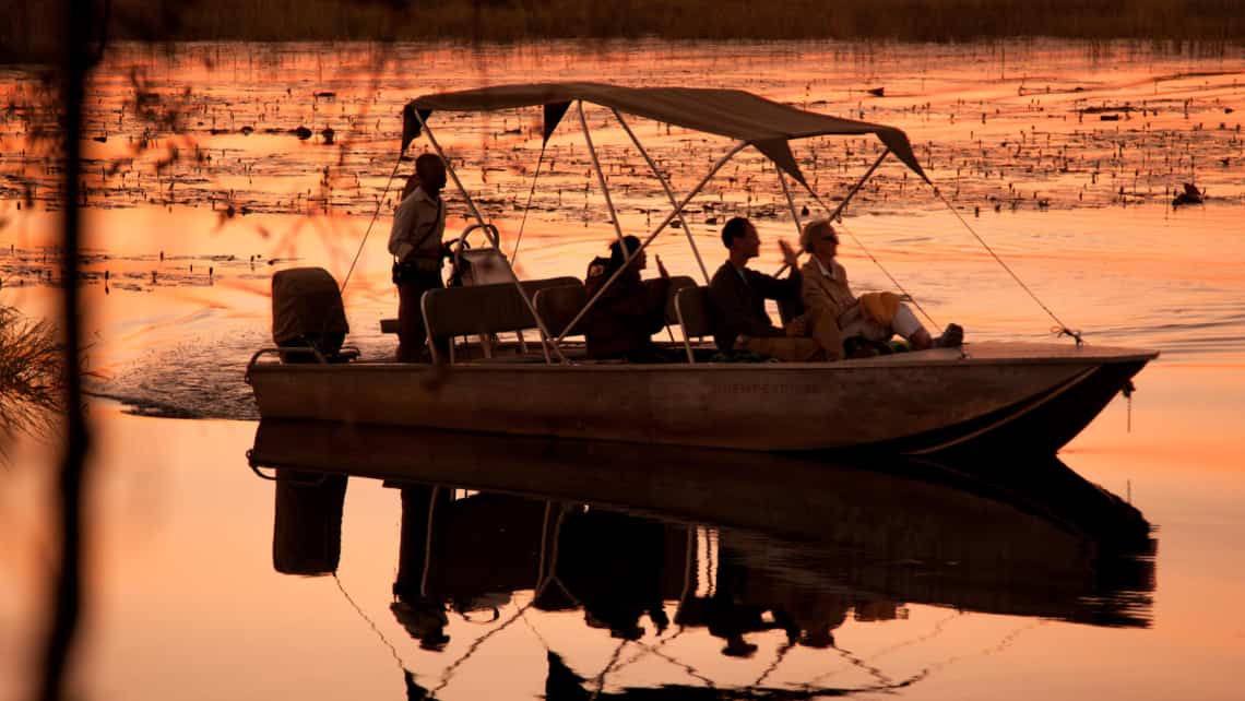 Bootsfahrt in der Abendsonne in der Nähe der Belmond Eagle Island Lodge, Okavango Delta