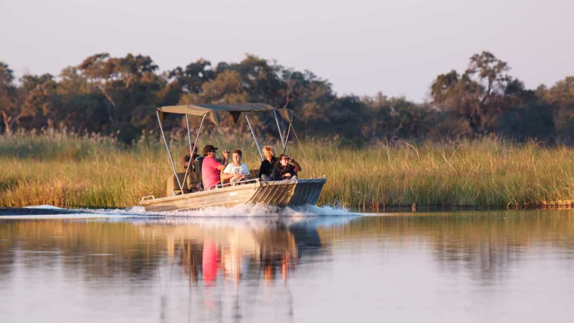 Bootsfahrt auf dem Wasserkanal im Okavago Delta in der Umgebung der Belmond Eagle Island Lodge, Okavango Delta