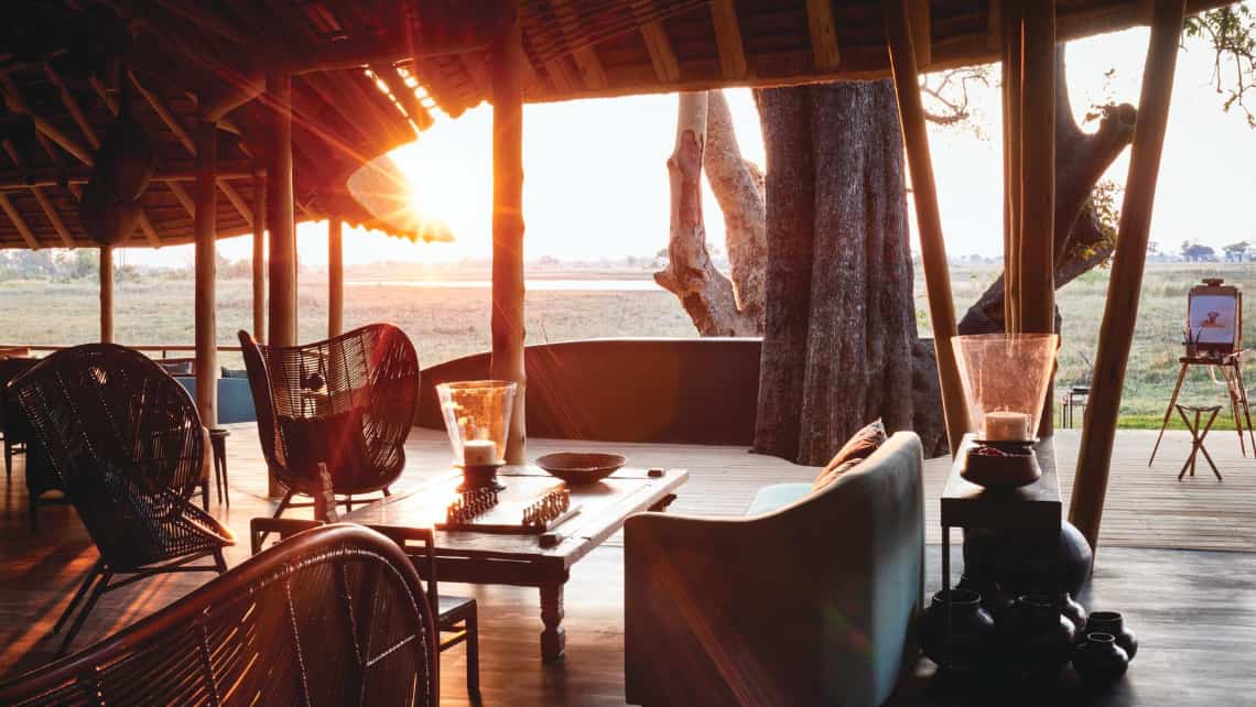 Lounge und Deck nach dem Sonnenaufgang Belmond Eagle Island Lodge, Okavango Delta