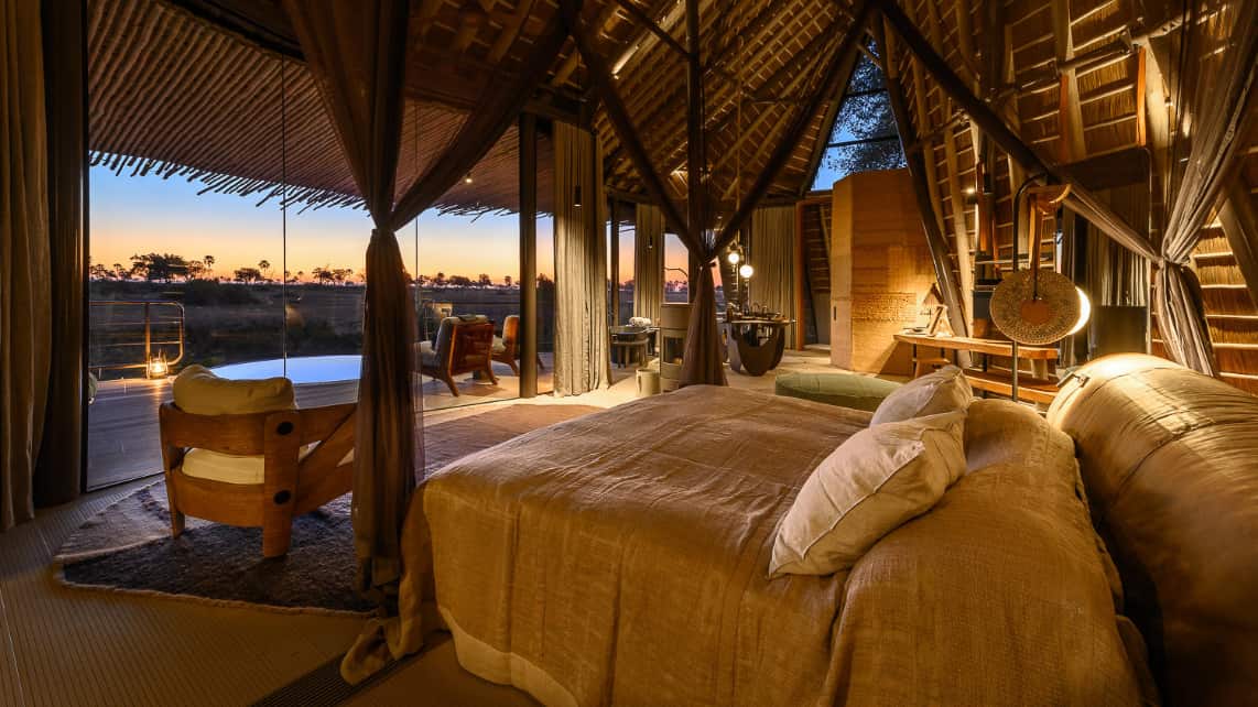 Schlafzimmer Abends schön beleuchtet des Camp Jao im Okavango Delta