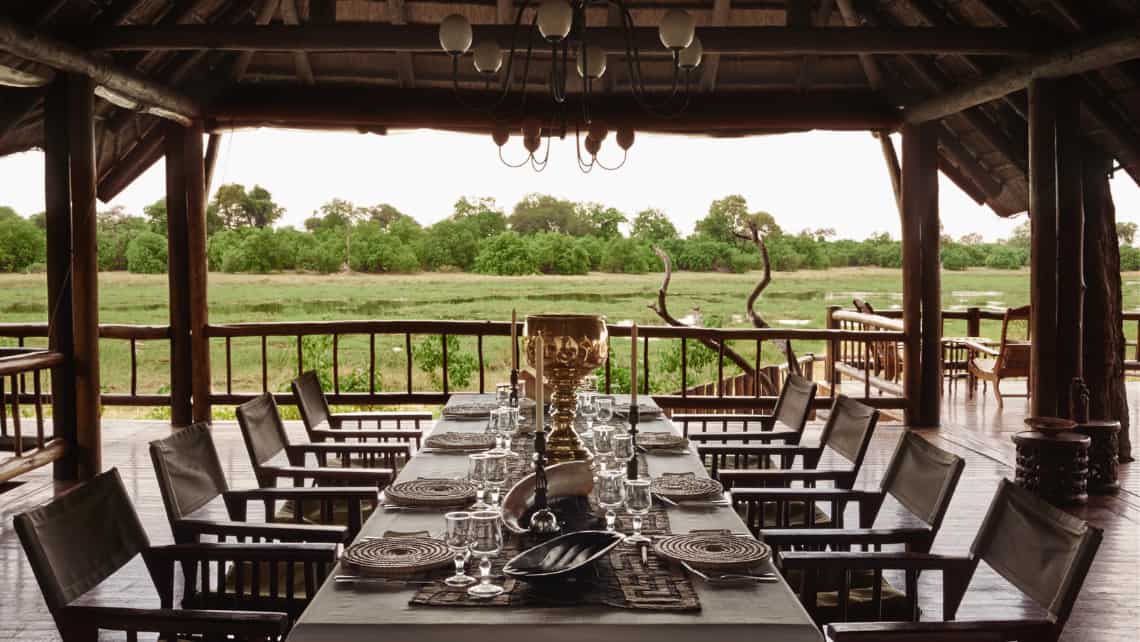 Gedeckter Tisch im Restaurant Belmond Khwai River Lodge, Khwai