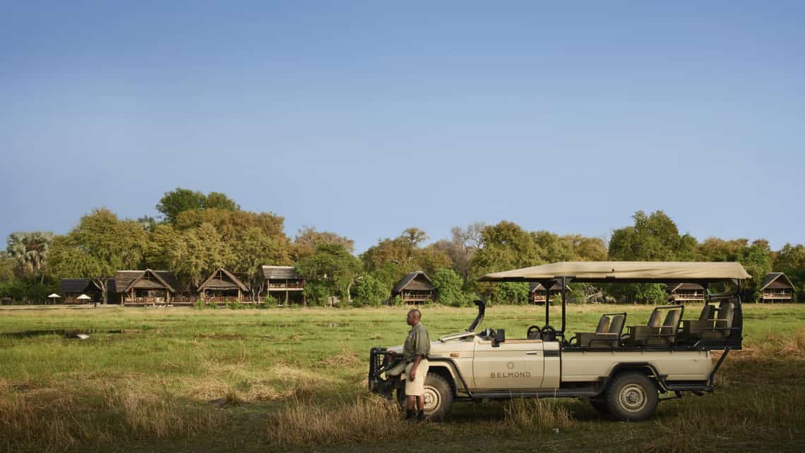 Safarifahrzeug mit Guide vor der Belmond Khwai River Lodge, Khwai 