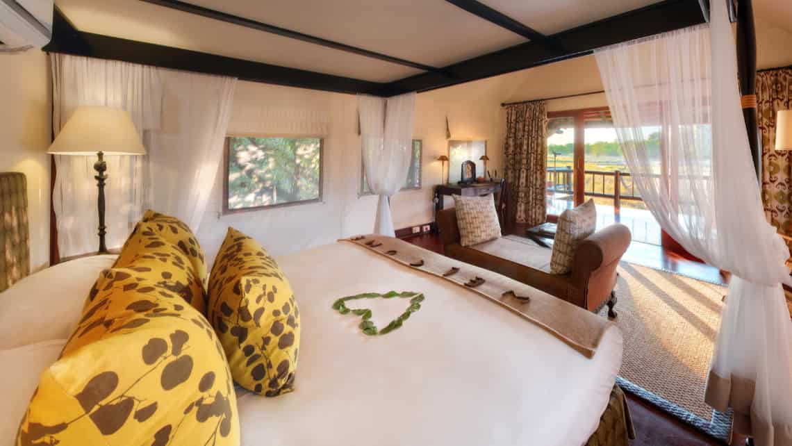 Blick vom Bett aus nach Aussen Belmond Khwai River Lodge, Khwai