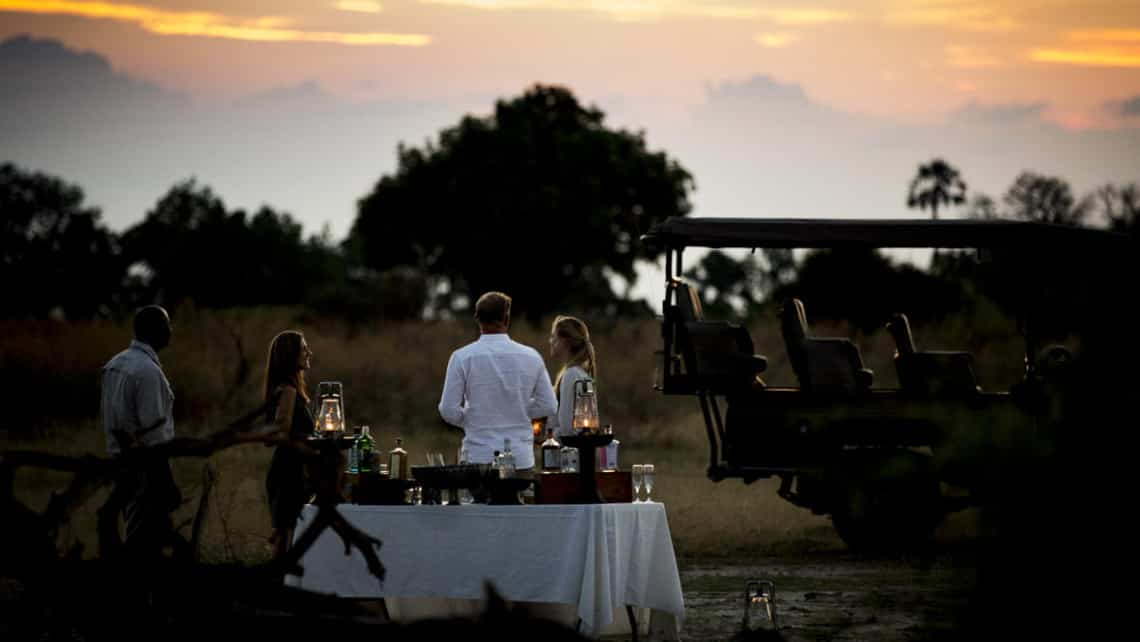 Gepart auf einem Termtenhügel in der Nähe des Mombo Camp Moremi Game Reserve