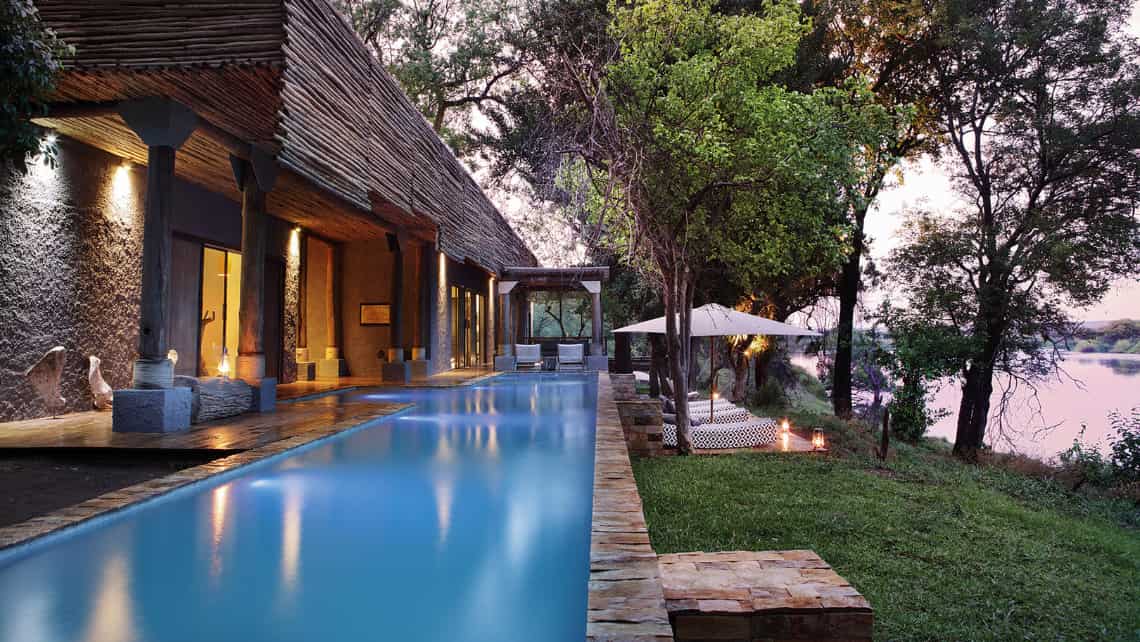 Beleuchtetes Pool der  Matetsi River Lodge