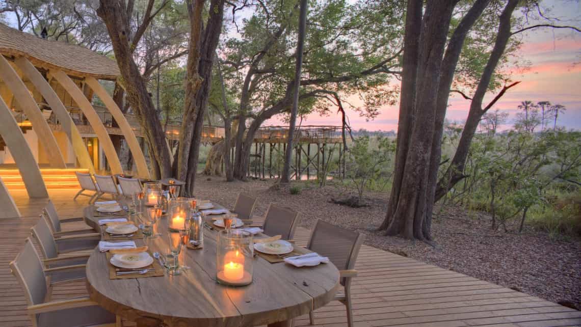 gedeckter Tisch zum Abendessen mit schöner Beleuchtung Sandibe Safari Lodge