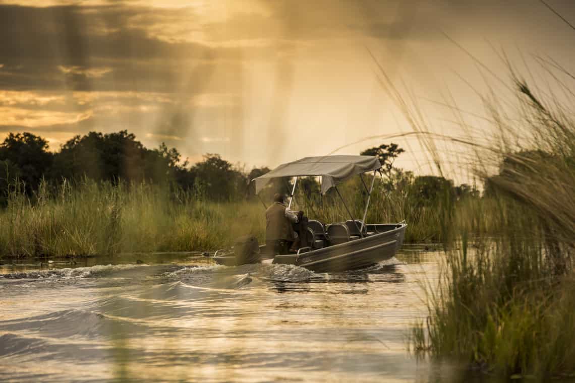 Boot im Wasser vor dem  Vumbura Plains Camp