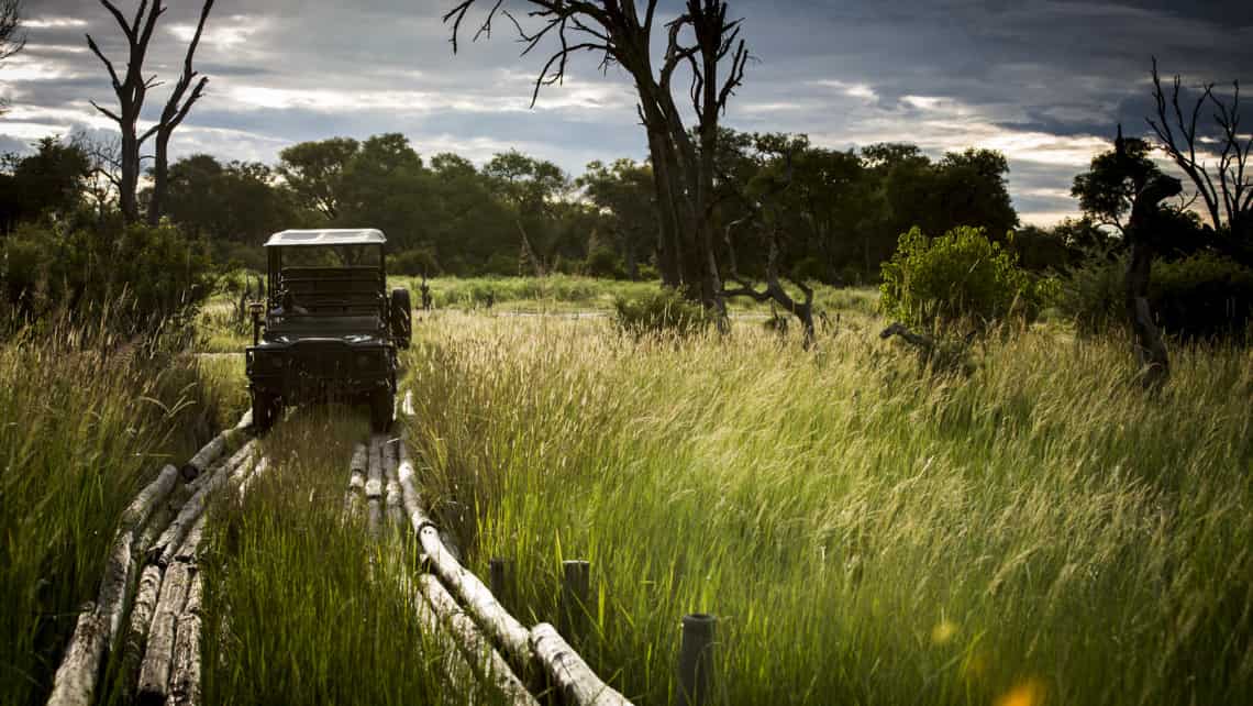Safarifahrzeug im Okavango Delta