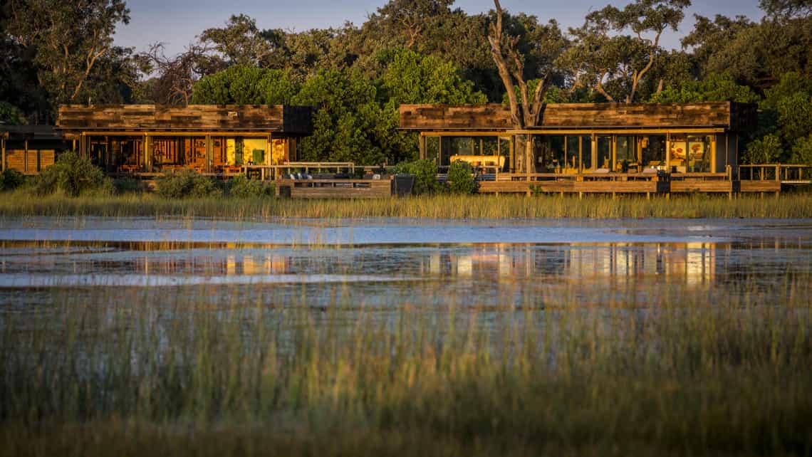   Vumbura Plains Camp vom Wasser aus gesehen