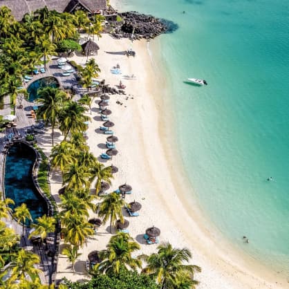 Sonnenschirme am Strand vom Beachcomber Royal Palm Hotel am Indischen Ozean in Mauritius