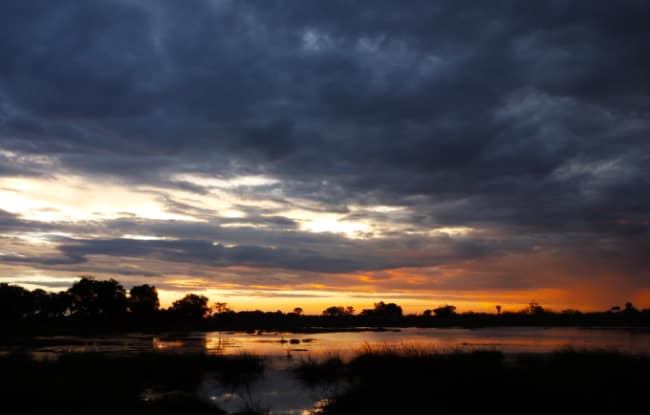 Sonnenuntergang im Okavango Delta in einer Lagune