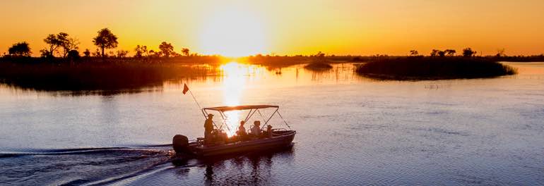 Motorboot im Okavango Delta Little Vumbura Camp