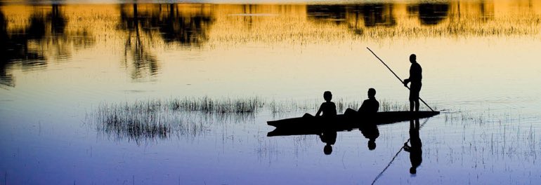 Mokore im Okavango Delta Botswana in der Abenddämmerung